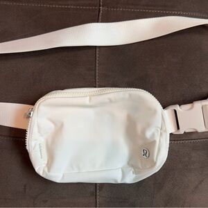 Lululemon everywhere belts bag 1l *** white ***